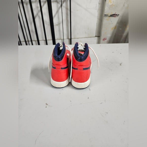 Nike Air Jordan 1 Retro Red - Picture 4 of 7